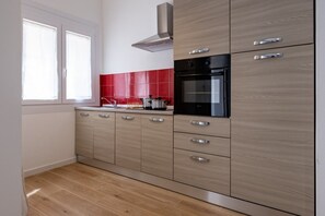 Frigorífico, horno y placa de cocina