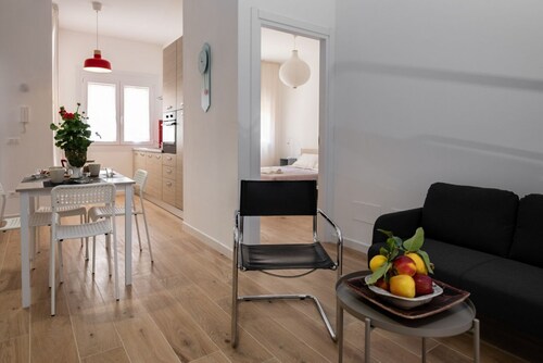 GuestHost - Cozy 55 sqm apartment, for 4 people, located on the ground floor of a modern building. The property is located in a strategic area of ​​Piombino, an ideal starting point for exploring the city and the Tuscan coast. A few minutes from the 