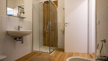 Dusche, Haartrockner, Bidet, HandtĂŒcher