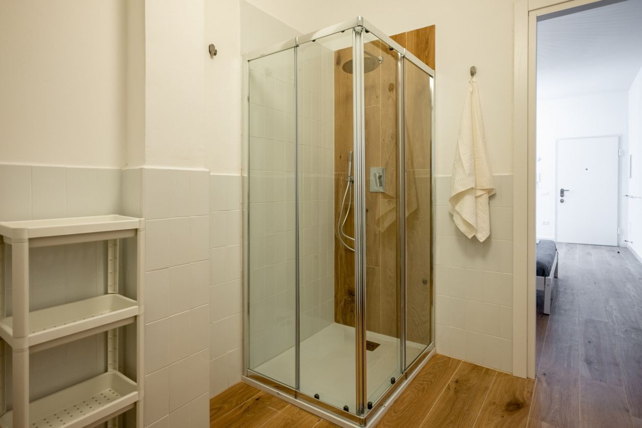 Douche, sèche-cheveux, bidet, serviettes fournies