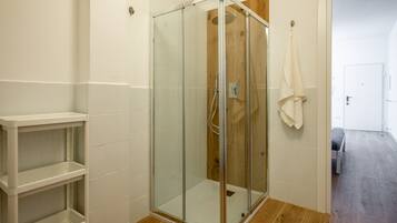 Douche, sĂšche-cheveux, bidet, serviettes fournies