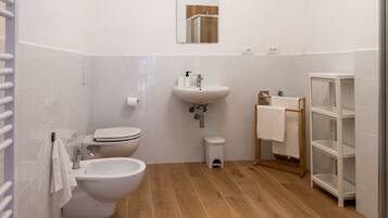 Dusche, Haartrockner, Bidet, Handtücher