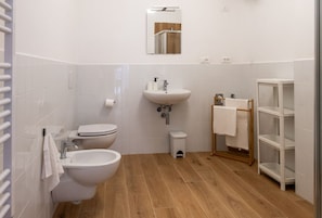 Douche, sèche-cheveux, bidet, serviettes fournies