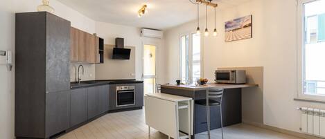 Micro-ondes, four, plaque de cuisson, lave-vaisselle