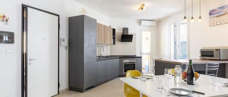 Mikrovågsugn, ugn, spishäll och diskmaskin