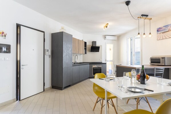 Micro-ondes, four, plaque de cuisson, lave-vaisselle