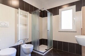 Shower, hair dryer, bidet - GuestHost - Livorno Modern Apartment with Balcony! (Livorno)