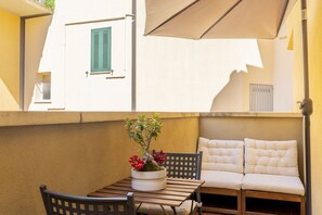 Outdoor dining - GuestHost - Livorno Modern Apartment with Balcony! (Livorno)