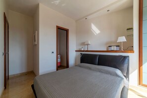 3 bedrooms, iron/ironing board, WiFi, bed sheets - GuestHost - Bright apartment of about 100 sqm, perfect for 3 people, located on the seventh floor of a building with elevator (NOT suitable for disabled people - some steps to access it).The property is located in a quiet residential area well connected  (Rome)