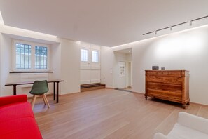 Interior - GuestHost - 80 sqm apartment for 3 people, located on the ground floor (steps required for access). Just a 6-minute drive from Caprafico Beach, the accommodation is in Nervi, one of the most charming districts of Genoa, known for its parks, historic vill (Genova)