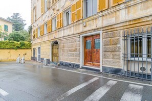 Exterior - 80 sqm apartment for 3 people, located on the ground floor (steps required for access). Just a 6-minute drive from Caprafico Beach, the accommodation is in Nervi, one of the most charming districts of Genoa, known for its parks, historic villas, and the  (Genova)