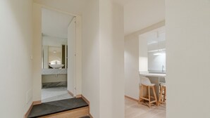 A modern interior with a staircase leading to a bathroom and a kitchen area with bar stools. - GuestHost - 80 sqm apartment for 3 people, located on the ground floor (steps required for access). Just a 6-minute drive from Caprafico Beach, the accommodation is in Nervi, one of the most charming districts of Genoa, known for its parks, historic vill (Genova)