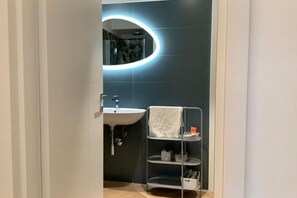 Shower, hair dryer, bidet, towels