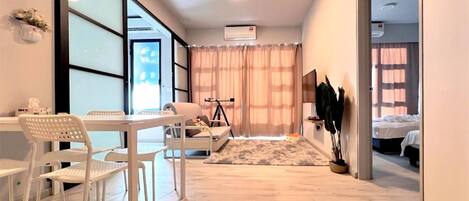 2 عدّة غرف نوم ومكواة/لوح كي وواي فاي وملاءات أسرّة