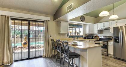 'Coyote Casa' w/ Mtn Views in Tuscon Desert Oasis