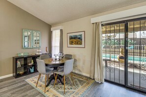 Dining - 'Coyote Casa' w/ Mtn Views in Tuscon Desert Oasis (Tucson)