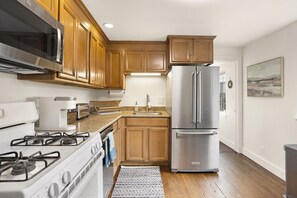 Jääkaappi, mikroaaltouuni, liesi, astianpesukone