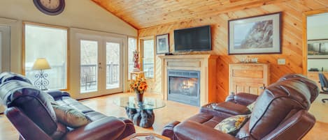 TV, fireplace