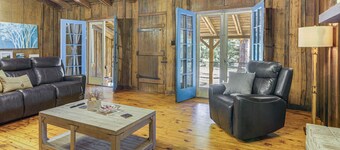 Smart TV + Spacious Yard: Peaceful Pope Retreat