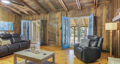 Smart TV + Spacious Yard: Peaceful Pope Retreat