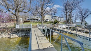 Un puente sobre un río, con casas al fondo.