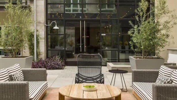 Unclassified image, 1 of 42, button - Sophisticated & Stylish Apartment (Glendale)