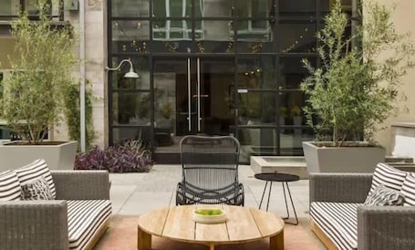 外観の詳細. Sophisticated & Stylish Apartment