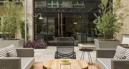 Sophisticated & Stylish Apartment