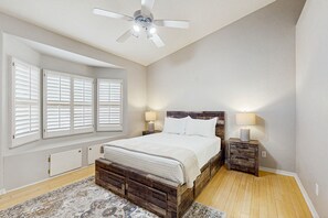 4 soverom, strykejern/-brett, internettilgang og sengetøy