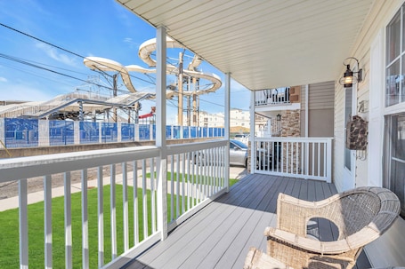 Terrace/patio. 4-Bedroom Beach House Keansburg with AC, WiFi/Front WATERPARK