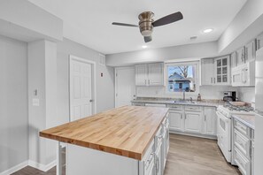 Micro-ondes, four, plaque de cuisson, lave-vaisselle