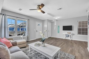 Smart TV, fireplace