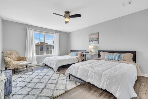 4-Bedroom Beach House Keansburg with AC, WiFi/Front WATERPARK