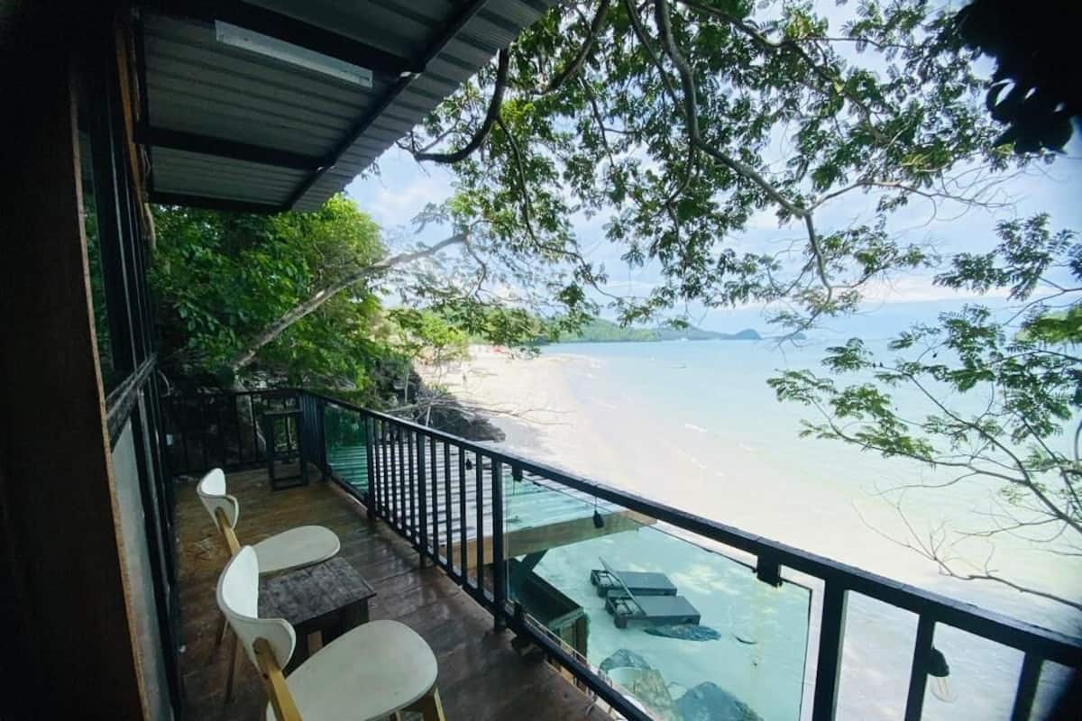 Varanda com vista para a praia e o mar.