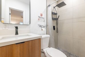 Dusche, Haartrockner, Handtücher, Toilettenpapier