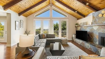 Smart TV, chimenea y tenis de mesa