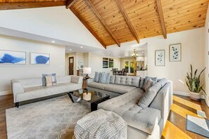 Smart TV, fireplace, ping pong - MeadowView on Darby, by Vinifera Homes (Sebastopol)