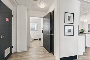 Een douche, een haardroger, handdoeken, zeep