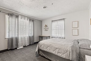3 chambres, fer et planche à repasser, Wi-Fi gratuit, draps fournis