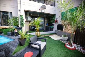 Terrace/patio - Luxury 2-Bedroom Apartment near OR Tambo with Private Garden & Heated Pool (Benoni)