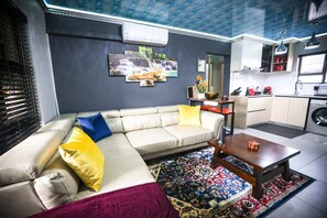 TV - Luxury 2-Bedroom Apartment near OR Tambo with Private Garden & Heated Pool (Benoni)
