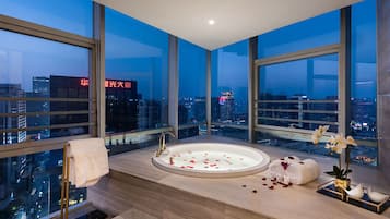 Suite ejecutiva, vista a la ciudad | Baño | Secadora de cabello, pantuflas, toallas, jabón