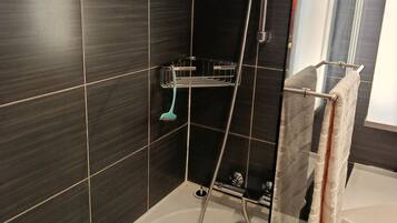 Een haardroger, toiletpapier