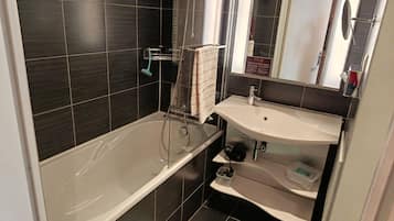 Secadora de cabello y papel de baño