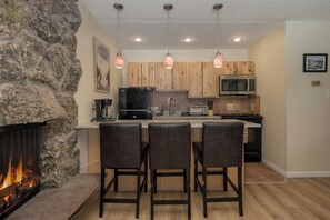 Fridge, microwave, oven, stovetop - Gorgeous end unit, over the Fraser River in downtown Winter Park (Winter Park)