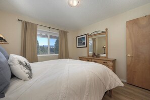 2 bedrooms, free WiFi - Gorgeous end unit, over the Fraser River in downtown Winter Park (Winter Park)