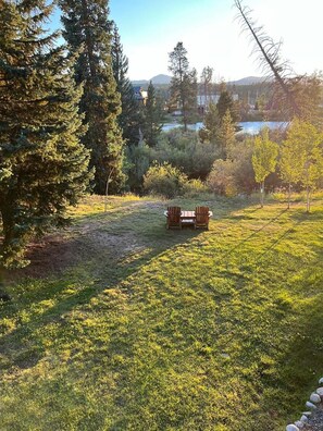 Outdoor dining - Gorgeous end unit, over the Fraser River in downtown Winter Park (Winter Park)