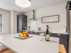 Frigorífico, microondas, horno y lavavajillas