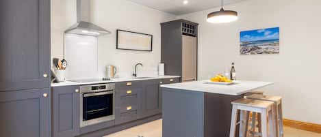 Kühlschrank, Mikrowelle, Ofen, Geschirrspüler