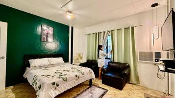 2 bedrooms, iron/ironing board, internet, bed sheets